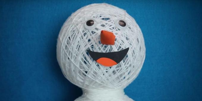 Sniegavīrs ar savām rokām: pievienot acis, degunu un muti
