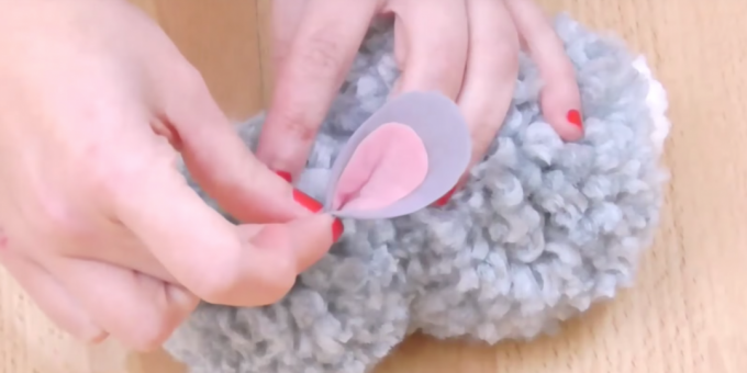 DIY mīkstās rotaļlietas: pielīmējiet pom-poms un ausis