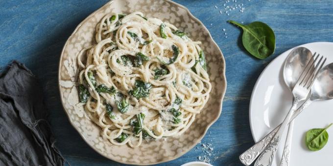 Makaroni ar spinātiem, ķiplokiem un parmezānu