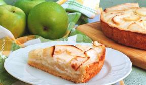 Tsvetaevsky ābolu pīrāgs ar krējuma pildījumu