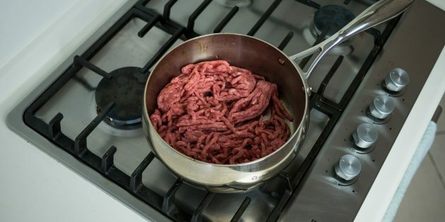 Cepts baklažāns ar gaļu: malto gaļu vāra uz lēnas uguns