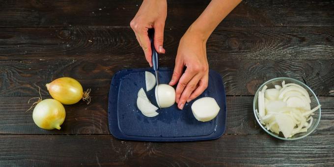 Recepte sīpolu zupa: Onion tīrs no miziņa un sagriež pusi gredzeniem
