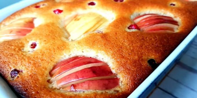 Meatless pīrāgs ar āboliem uz ābolu sulas
