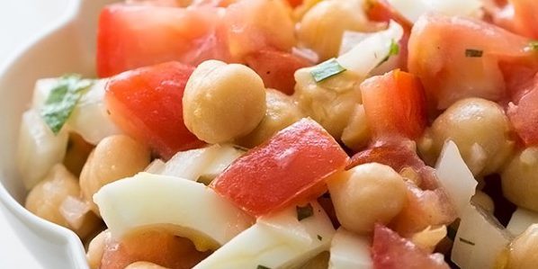 Salāti ar olām, tomātiem un aunazirņi