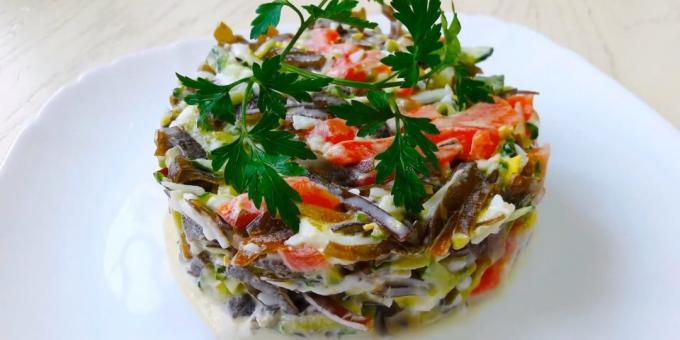 Receptes: Jūras kāpostu salāti ar lasi, olu un gurķiem