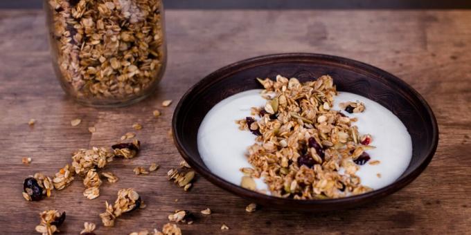 Īpaši ātra granola pannā ar dzērvenēm un sēklām