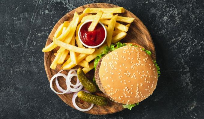 Pikanti burgeri ar jēra gaļas kotleti, zaļo mērci un asajiem pipariem