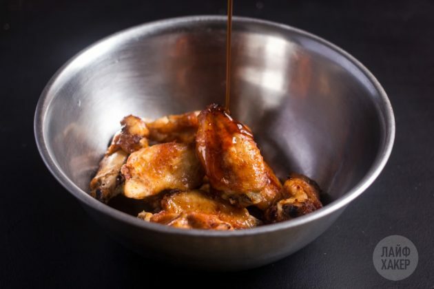 Kā cepeškrāsnī pagatavot kraukšķīgus spārnus: aplejiet gaļu ar glazūru un samaisiet