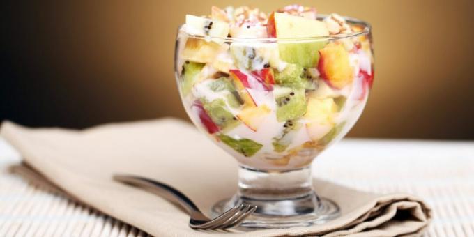 Augļu salāti ar jogurtu un cepumiem