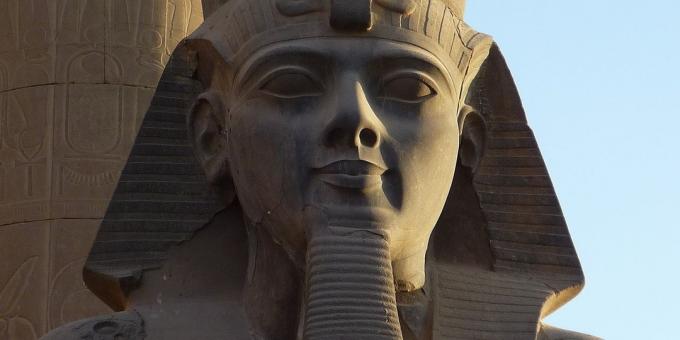 Ramzes II statujas vadītājs Luksoras templī, Ēģiptē