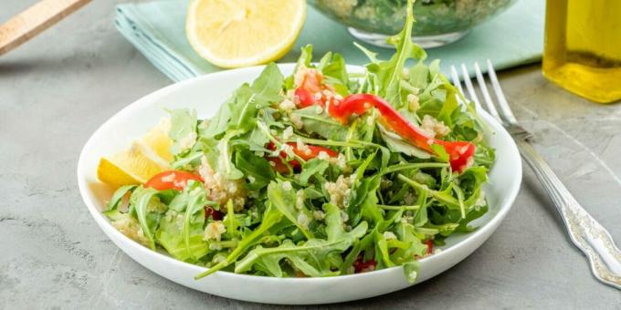 Salāti ar kvinoju, dārzeņiem un rukolu