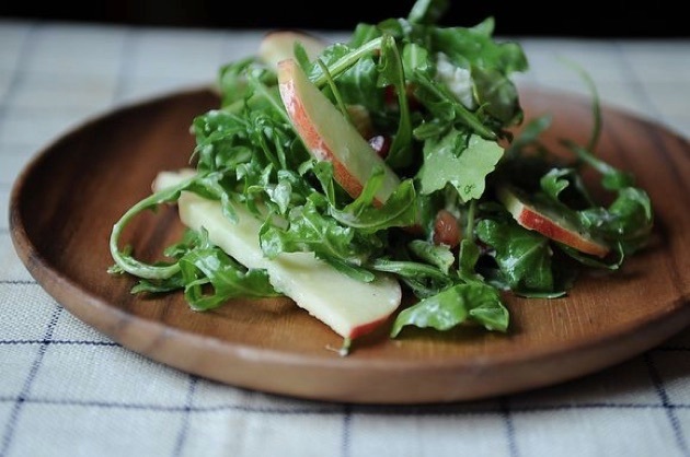 Vitamīnu salāti ar ābolu, arugula un kazas sieru