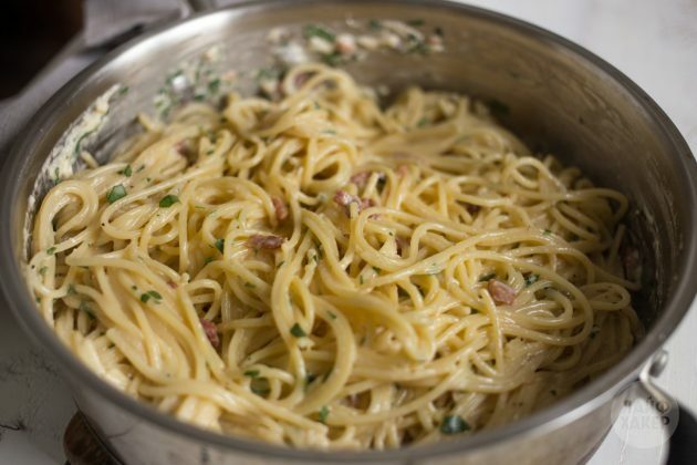 Kā pagatavot carbonara makaronus: spagetiem pievienojiet mērci, bekonu un zaļumus