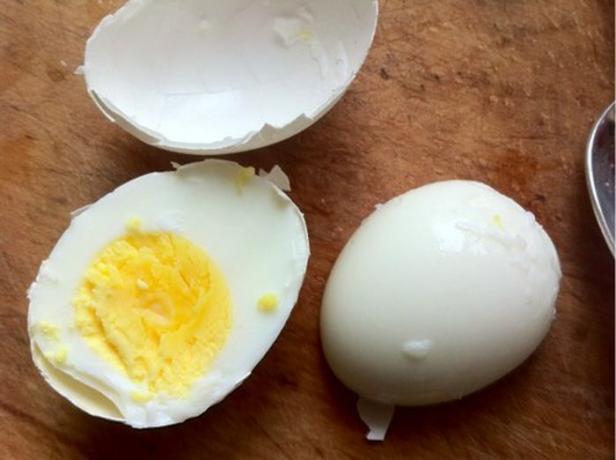Virtuves triku: kā ātri tīrīt vārītas olas