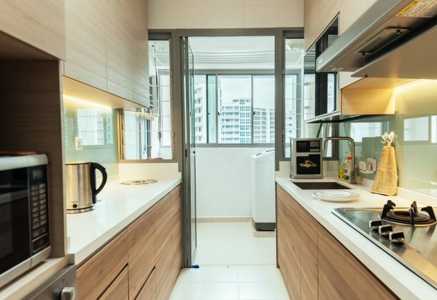 Mazā virtuves dizains: glancēts spoguļi un mēbeles