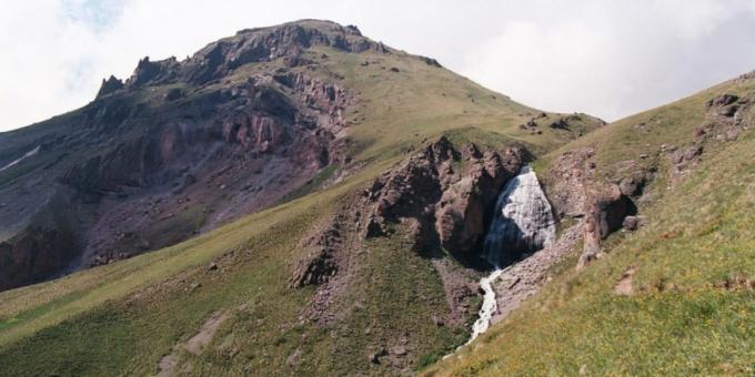 Atpūtieties Elbrus jomā: pirmslaulības s bizītes ūdenskritumu un observatorijas pīķa Terskol
