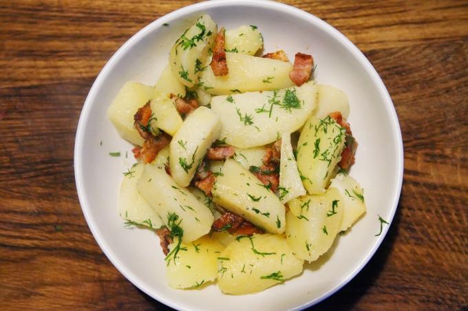 Kartupeļi ar kūpinātu bekonu un zaļumiem