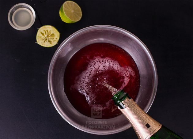 Šampanieša rozmarīna granātābolu kokteilis: ielejiet granātābolu sulu un šampanieti