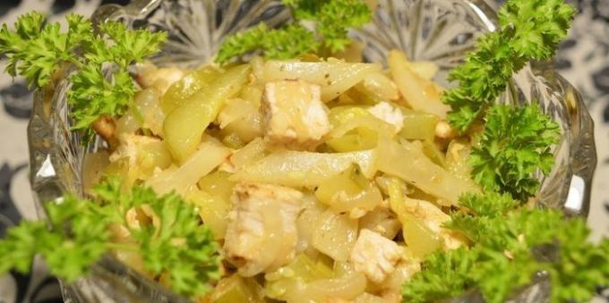 Artišoki receptes: Siltie salāti ar topinambūru, vistas un gurķiem