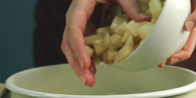 Kā pagatavot zupu: pievienojiet sasmalcinātus vai kubiņos kartupeļus