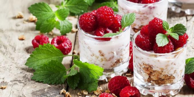 Ko ēst pirms treniņa: jogurts ar ogām un Granola