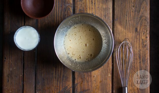 Kā pagatavot ātru jogurta ķiršu pīrāgu: atsevišķi sakuliet olu un granulētu cukuru