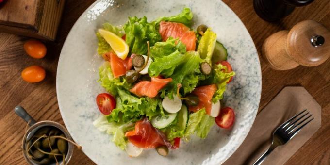 Salāti ar kūpinātu sarkano zivi, dārzeņiem un mocarellu