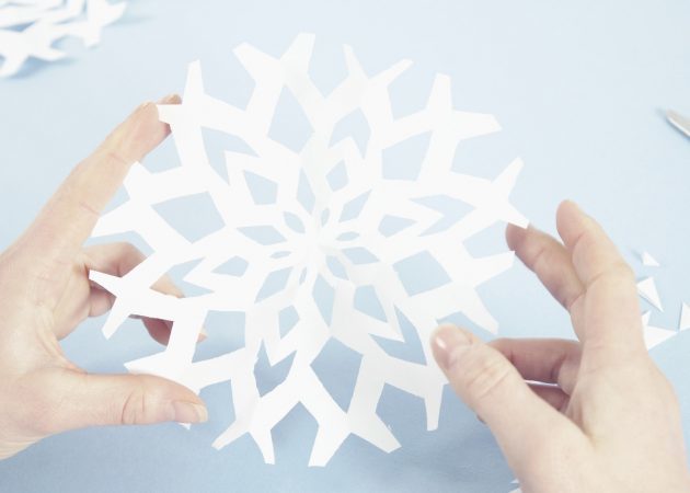 Rotā Ziemassvētku eglītes: Snowflake izgatavots no papīra