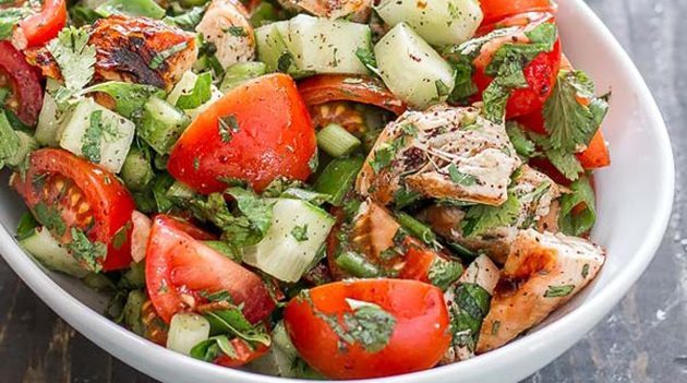 Healthy salāti ar vistas fileju, dārzeņiem un fetas sieru