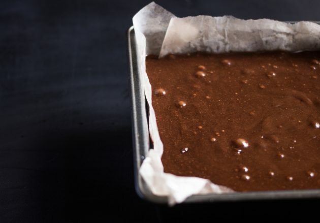 šokolādes cepuma recepte: mīklu ielej veidnē