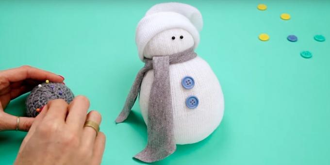Sniegavīrs ar savām rokām: Pievienot pogas un acīm