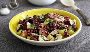 Siltie salāti ar astoņkāju un kartupeļiem