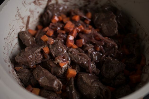 Burgundijas liellopu gaļa: atgrieziet gaļu uz pannas