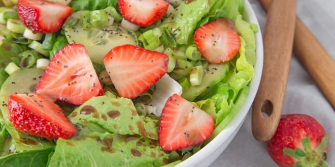 Receptes ar zemenēm: Zaļie salāti ar zemenēm