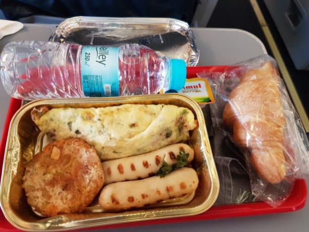 Vistas vai liellopu? 11 piemēri pretīgi pārtikas lidmašīnas