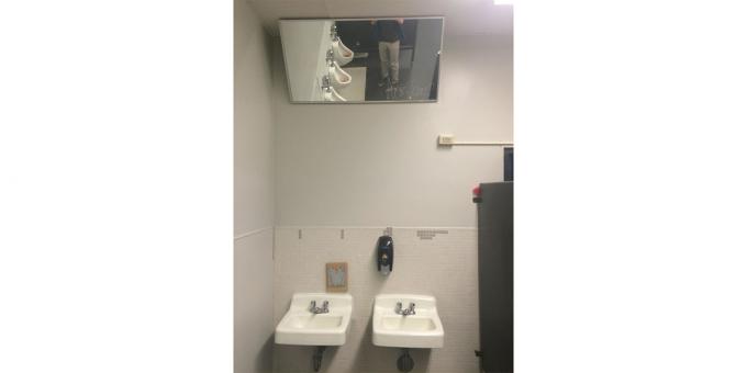 Spogulis skolas tualetē 
