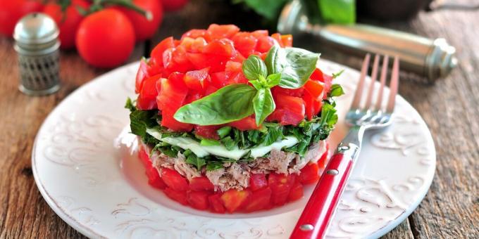 Mocarellas salāti ar tunci un ķiplokiem: vienkārša recepte