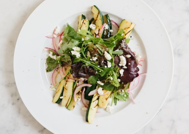 vasaras salāti: grilētu cukini salāti, garšaugi un fetas