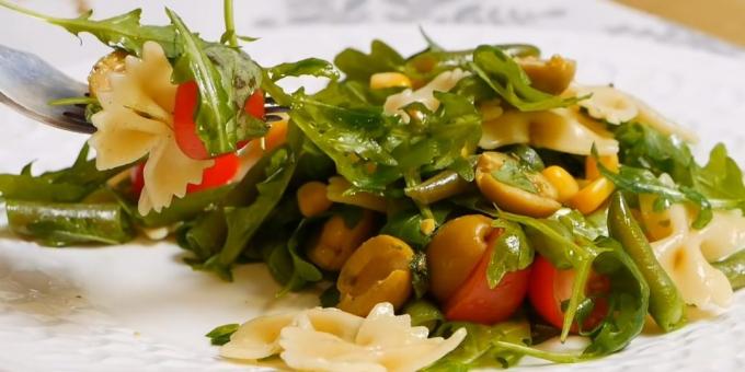 Lean salāti ar makaroniem, zaļās pupiņas, olīvas un zaļo mērci