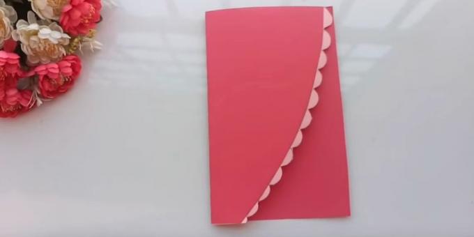 Dzimšanas karte ar savām rokām: Cut loksni rozā papīra pusi šķērsām