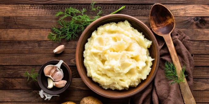 Kartupeļu biezenis ar sieru un ķiplokiem