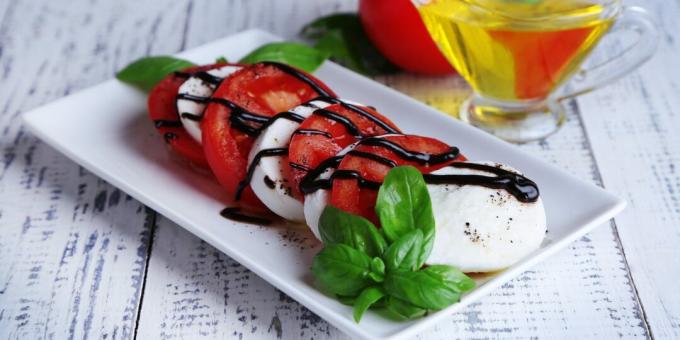 Salāti ar mocarellu, tomātiem un balzamiko mērci: vienkārša recepte