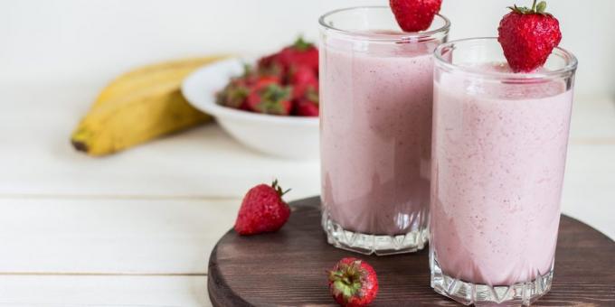 Smoothie ar banānu, zemenēm un jogurts