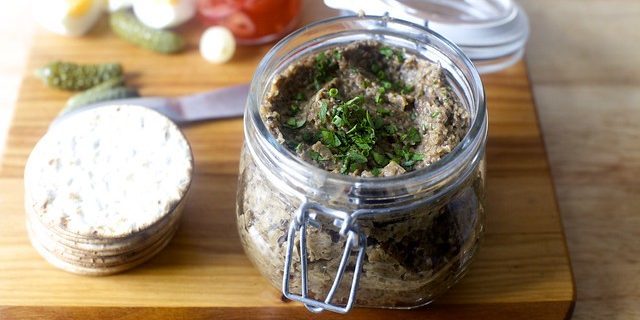 Caviar medus agaric sēnes, ķiplokiem un tomātiem
