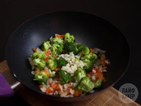 Kā pagatavot lētu vakariņas: rīsi maisa cepšanai dārzeņi