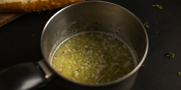 Kā pagatavot ķiploku siera grauzdiņus: izkausējiet sviestu ar sasmalcinātiem ķiplokiem un svaigiem garšaugiem