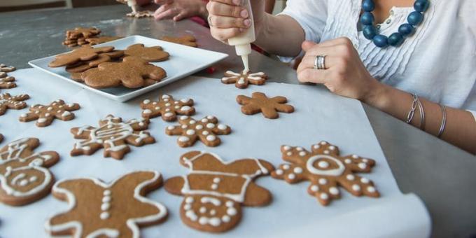 Kā izrotāt Ziemassvētku cookies klasiskā glazūra