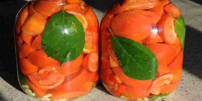 šķēlēs tomātus ar ķiplokiem ziemai
