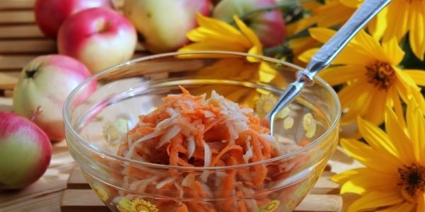 Artišoki receptes: Sweet salāti ar topinambūru, ābolu un burkānu