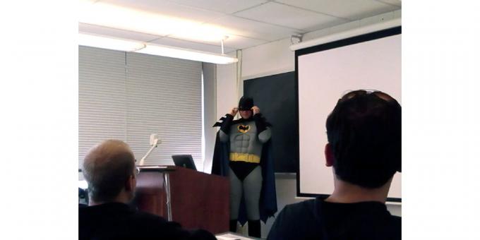 Skolotājs uzvalkā Batman